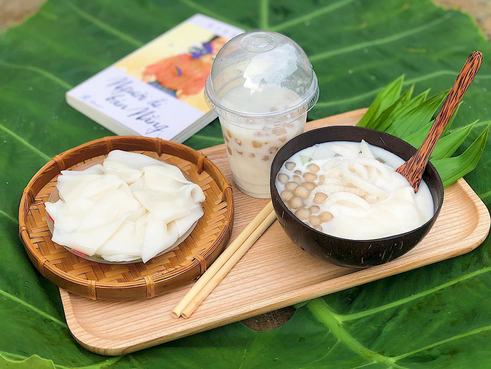 A refreshing bowl of che dua dam, where silky coconut milk, crunchy jelly, and shredded young coconut come together in a sweet